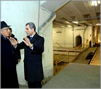 Il Presidente con l'Amministratore delegato delle Ferrovie dello Stato Mauro Moretti, in visita al Binario 21 della Stazione Centrale di Milano